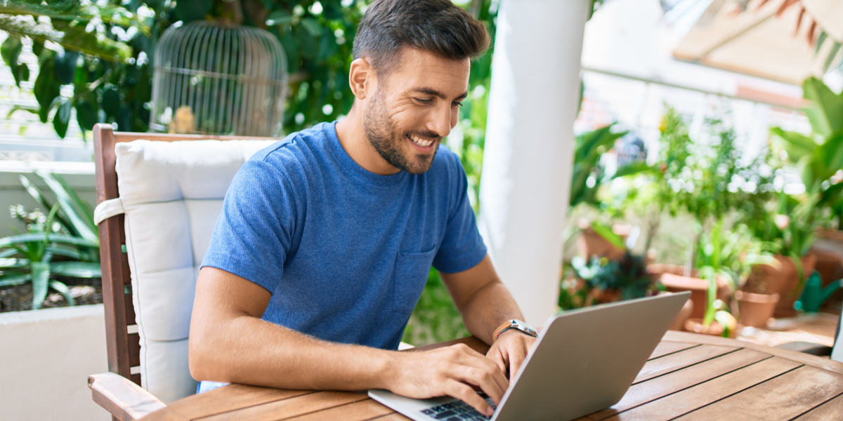 An employee watching a video on VIDIZMO using AMS