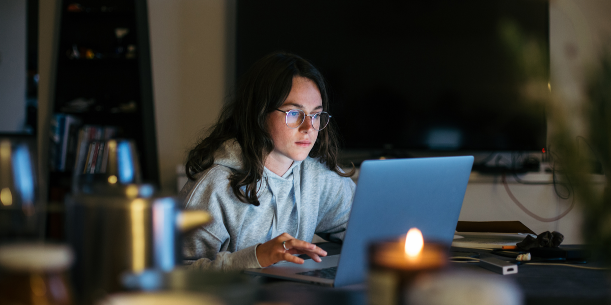 A woman learning online